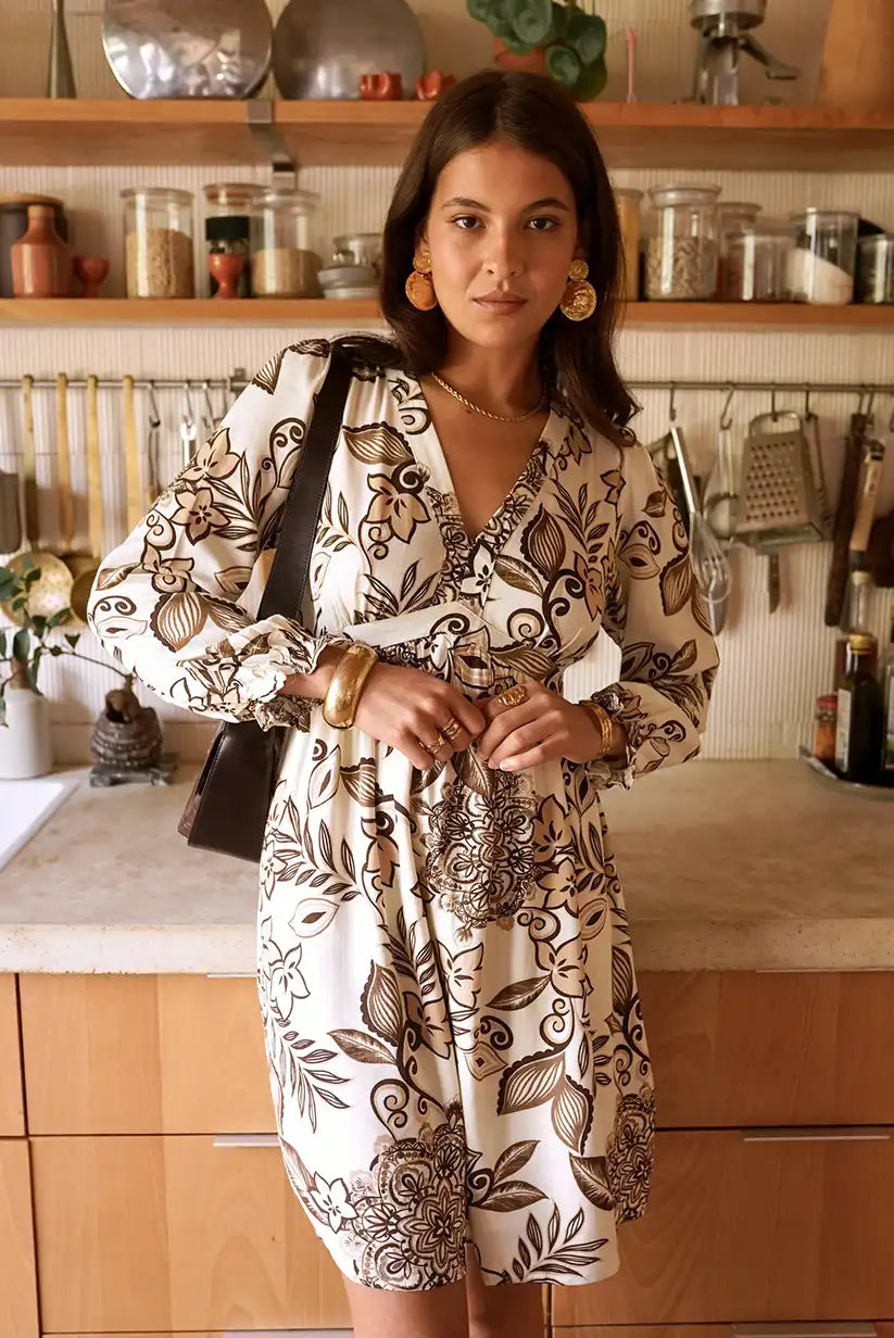 Vestido Corto Floral Taupe con Manga Larga y Escote en V Elegante
