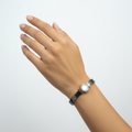 Pulsera Rígida con Nácar Central y Patrón Texturizado - 100% Acero Bañado en Rodio Negro