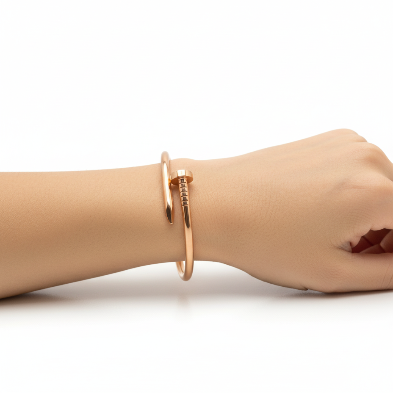 Pulsera Rígida Diseño de Clavo 100% Acero Bañado en Oro Rosa 18K