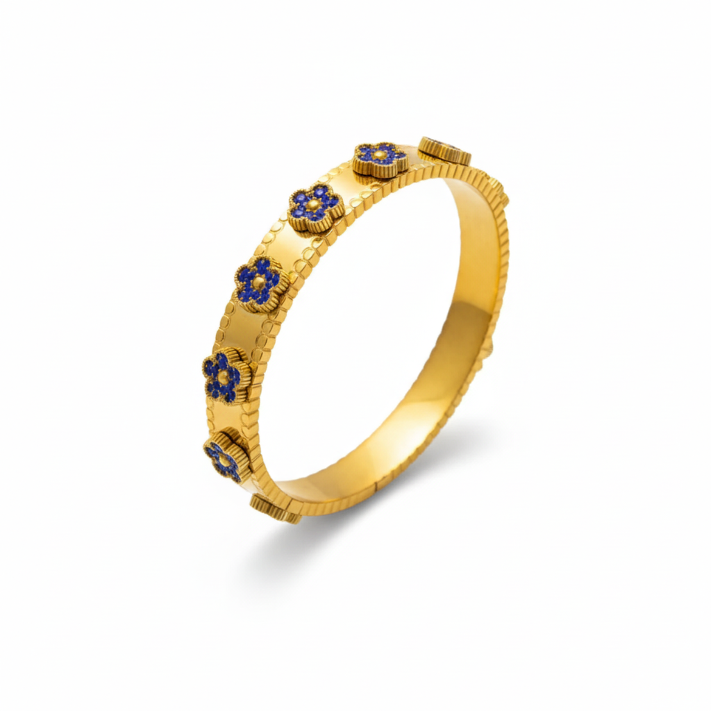 Pulsera Rígida con Tréboles Azules y Detalles Grabados 100% Acero Bañado en Oro 18K
