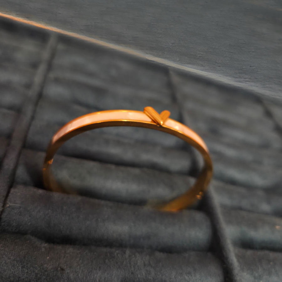 Pulsera con Detalle de Corazón y Esmalte Blanco - 100% Acero Bañado en Oro de 18K
