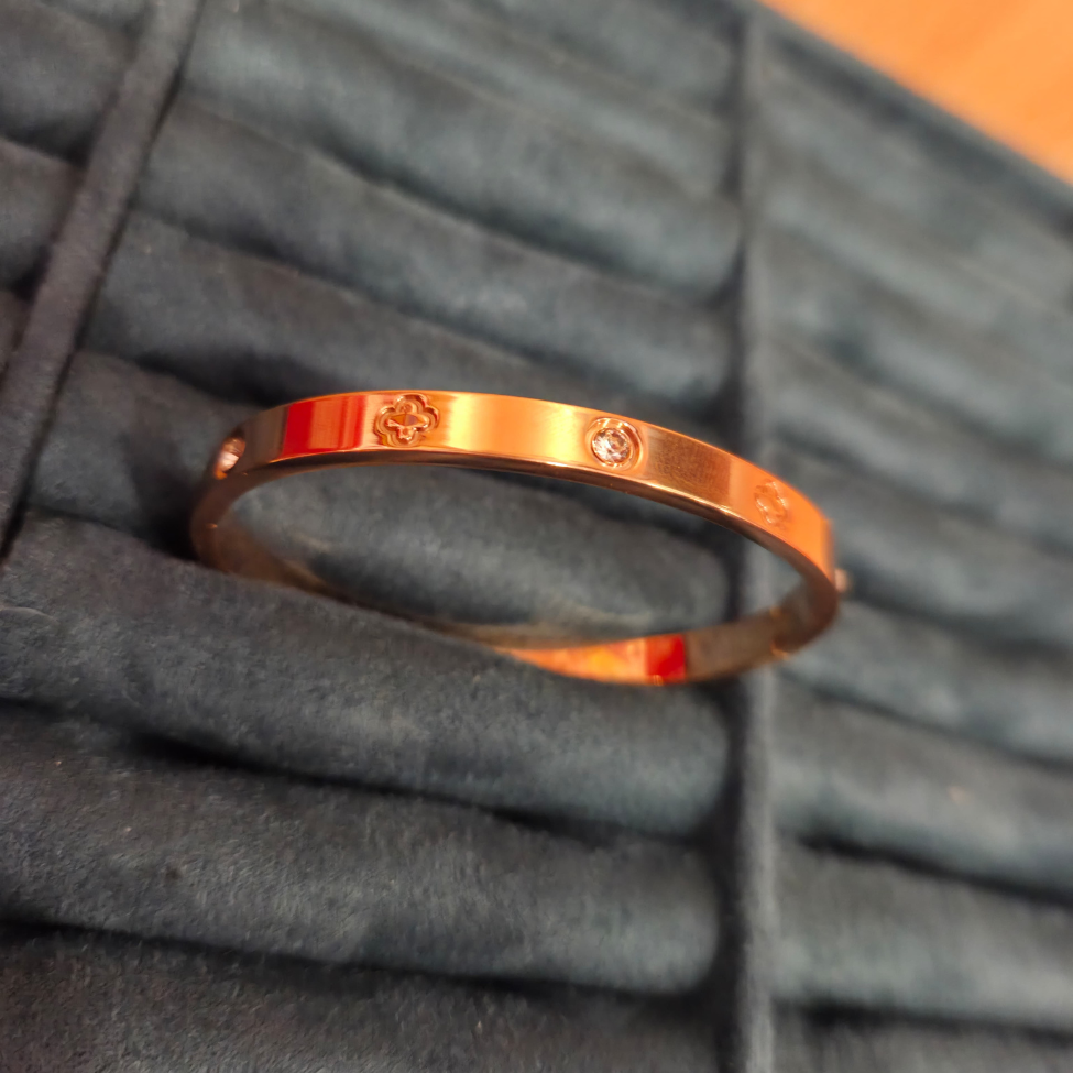 Pulsera "Amor Eterno" con Detalles de Tornillos y Circonitas - 100% Acero Bañado en Oro de 18K