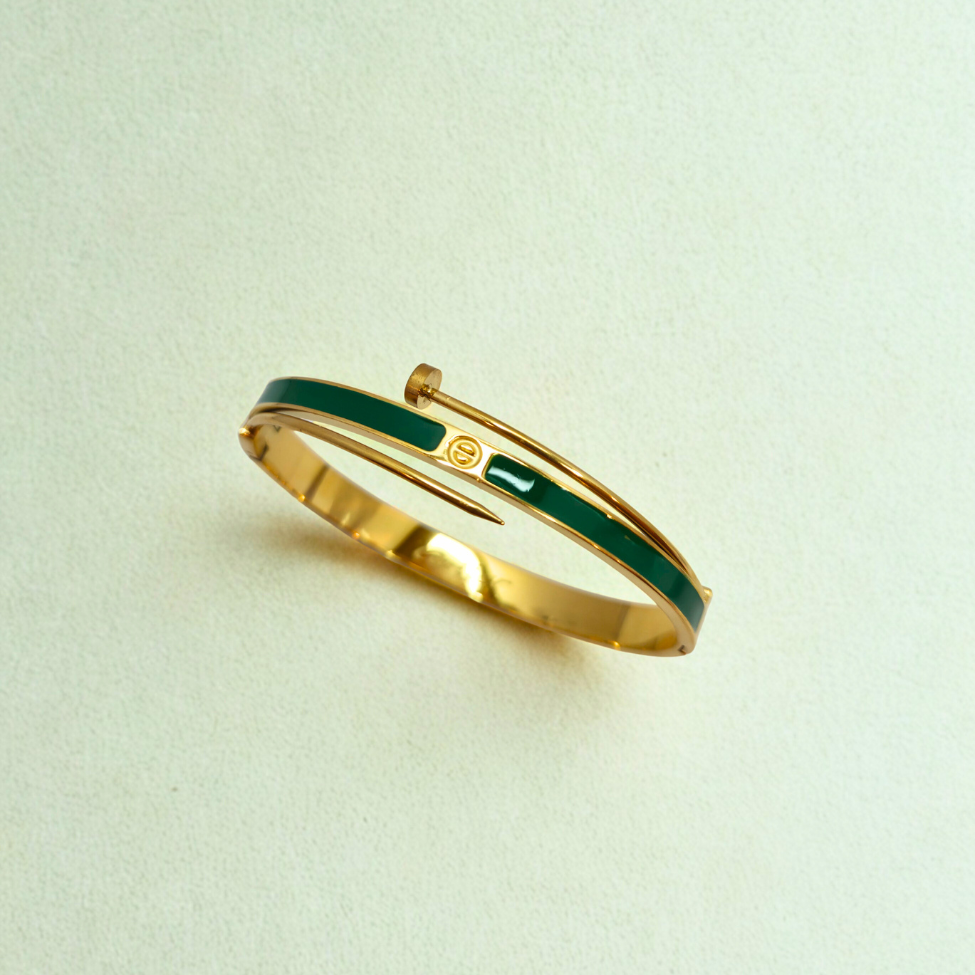 Pulsera Rígida Diseño Clavo con Esmalte Verde - 100% Acero Bañado en Oro 18K