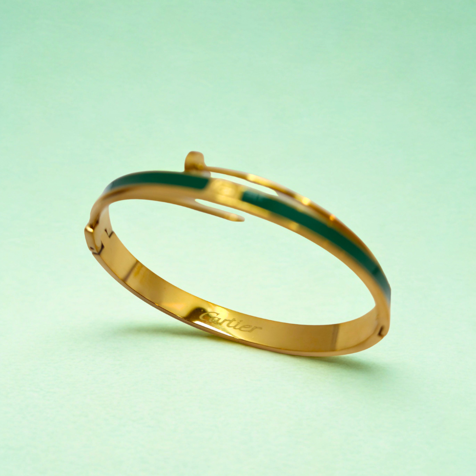 Pulsera Rígida Diseño Clavo con Esmalte Verde - 100% Acero Bañado en Oro 18K