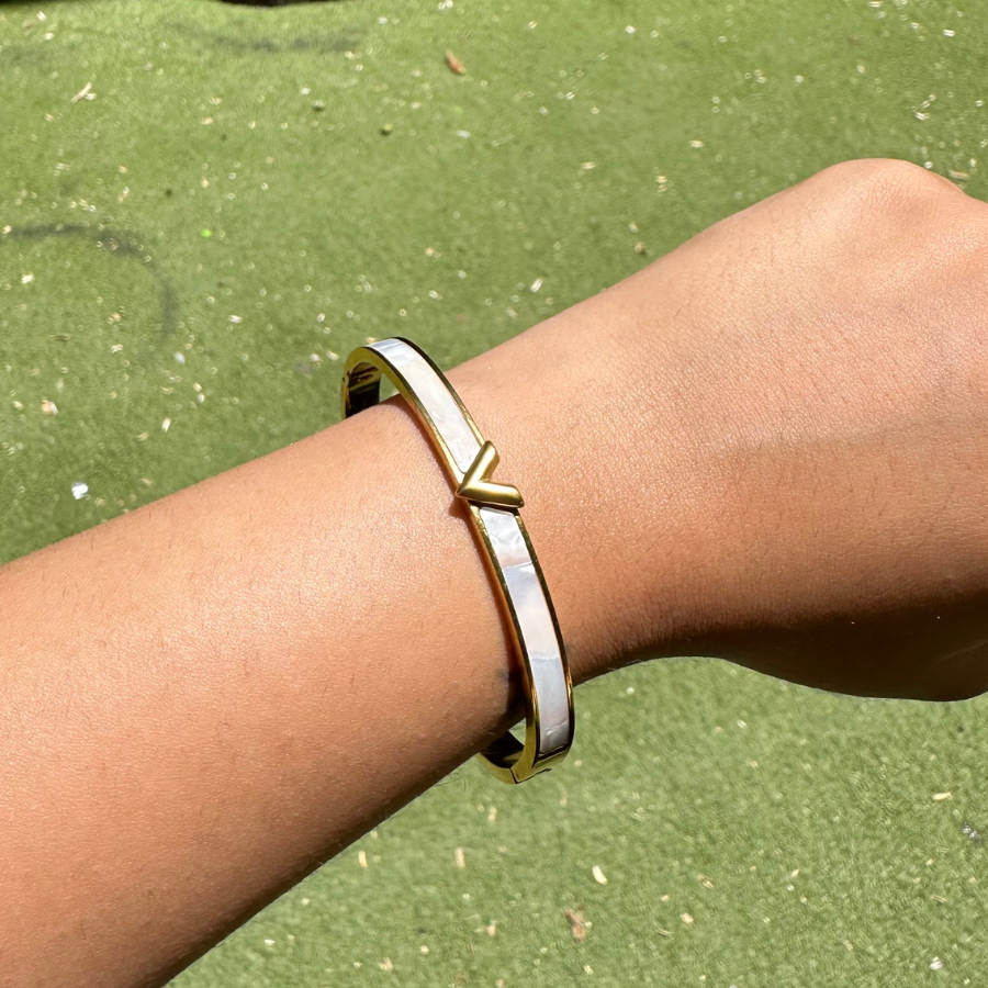 Pulsera con Detalle de Corazón y Esmalte Blanco - 100% Acero Bañado en Oro de 18K