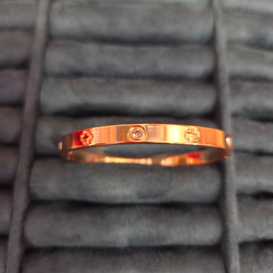 Pulsera "Amor Eterno" con Detalles de Tornillos y Circonitas - 100% Acero Bañado en Oro de 18K