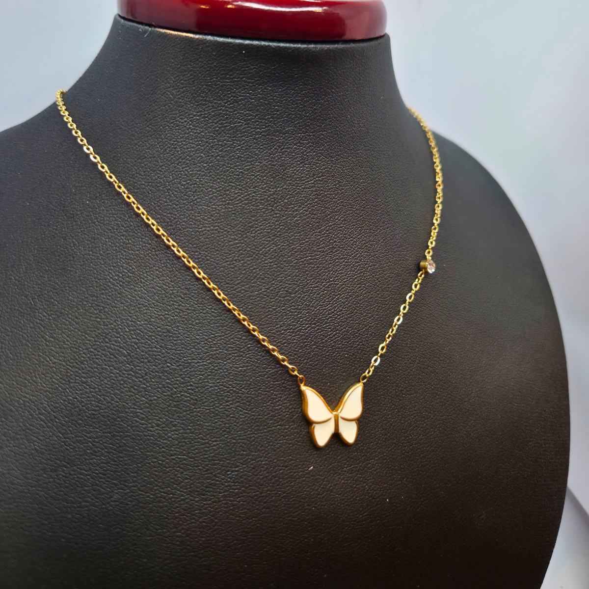 Collar con Colgante de Mariposa Calada y Circonitas - 100% Acero Bañado en Oro 18K