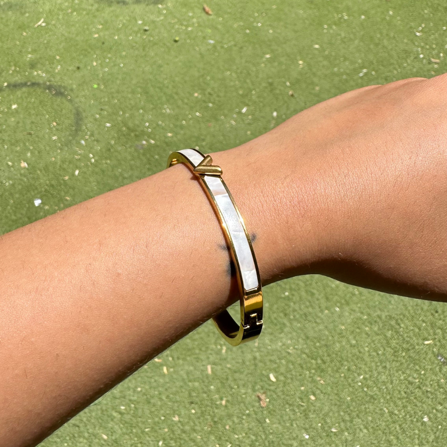 Pulsera con Detalle de Corazón y Esmalte Blanco - 100% Acero Bañado en Oro de 18K