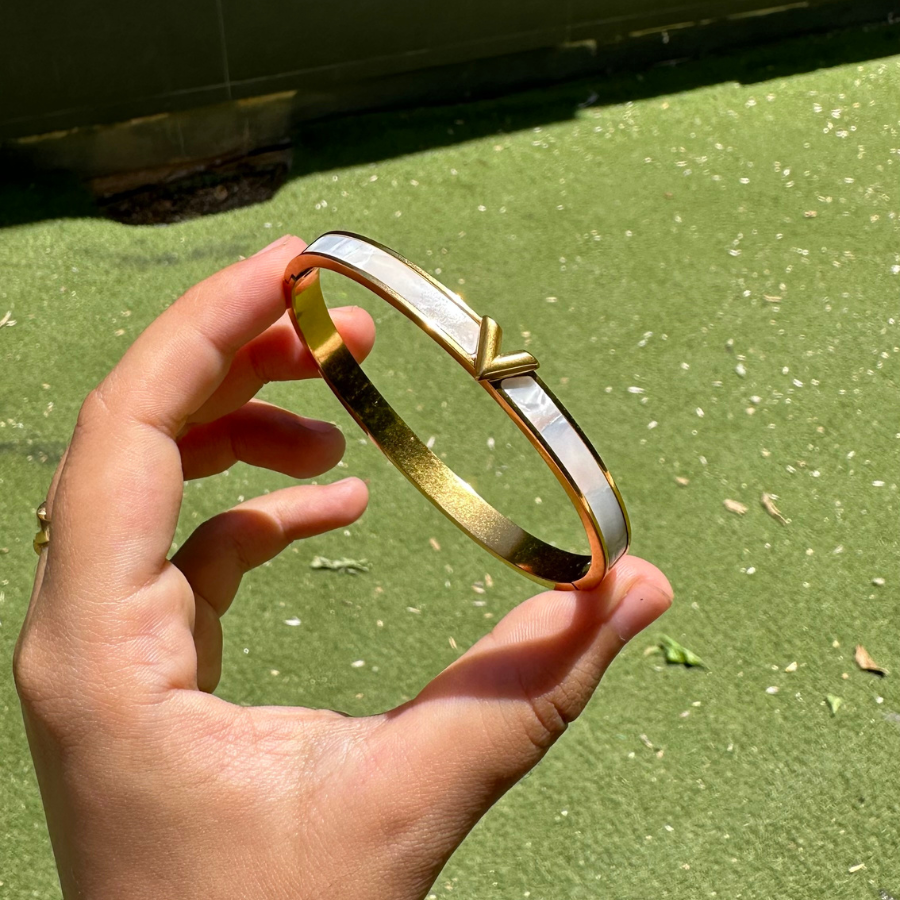 Pulsera con Detalle de Corazón y Esmalte Blanco - 100% Acero Bañado en Oro de 18K